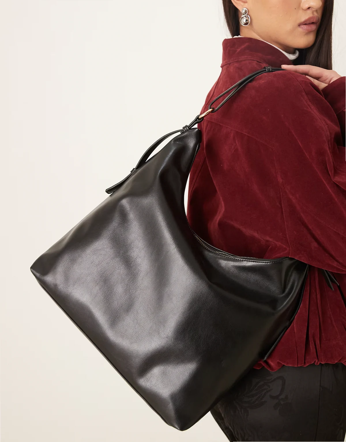 – Czarna luźna torebka na ramię