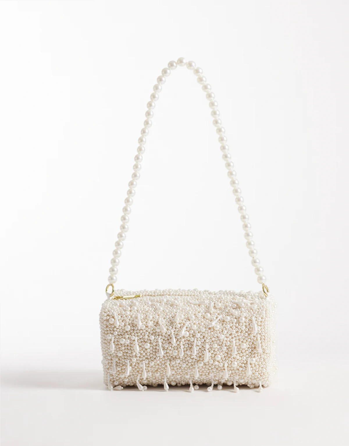 – Biała torebka na ramię, zdobiona koralikami