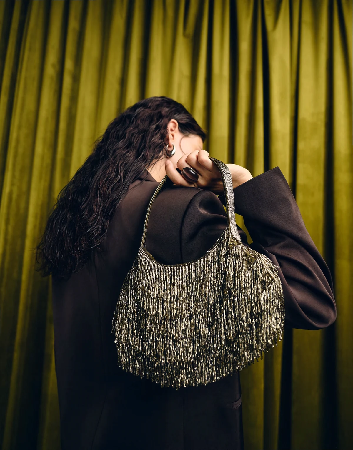 – Oliwkowozielona torebka do ręki z koralikowymi frędzlami