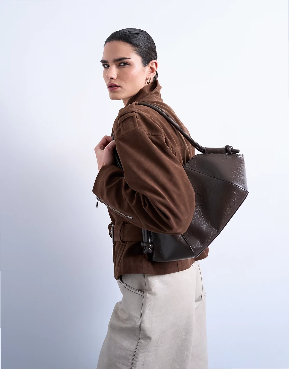 – Sofia – Czekoladowobrązowa średniej wielkości torebka na ramię