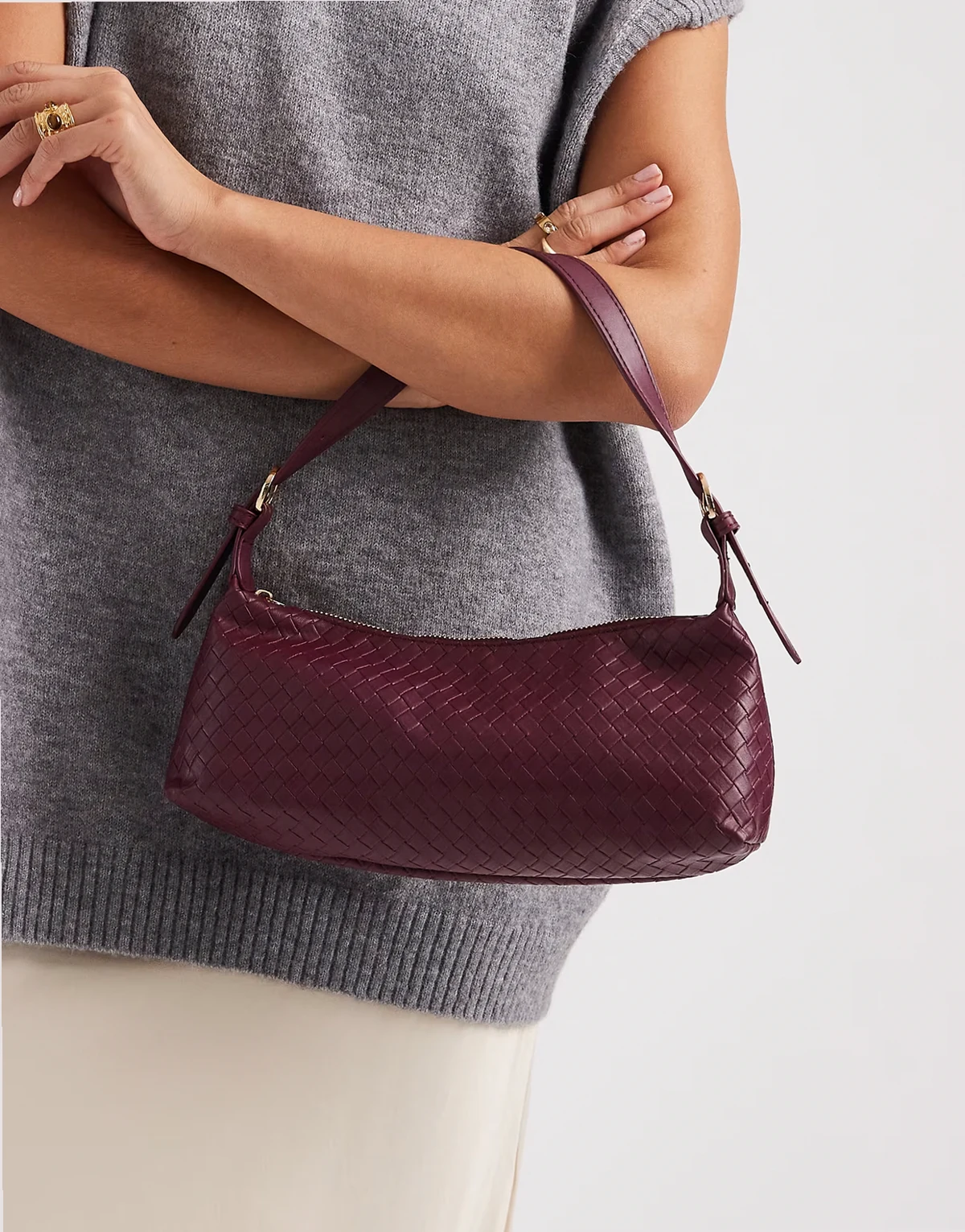– Bordowa pleciona torebka na ramię o luźnym kroju