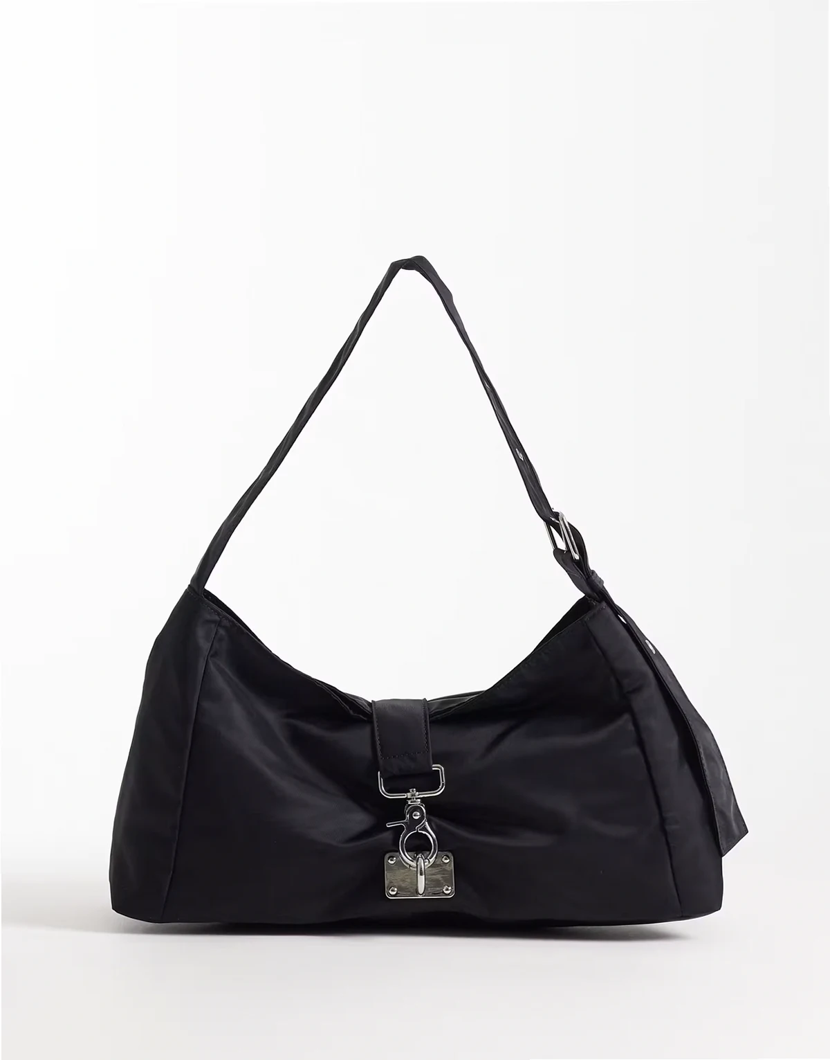 – Mała, czarna torebka na ramię, z zapięciem na sprzączkę