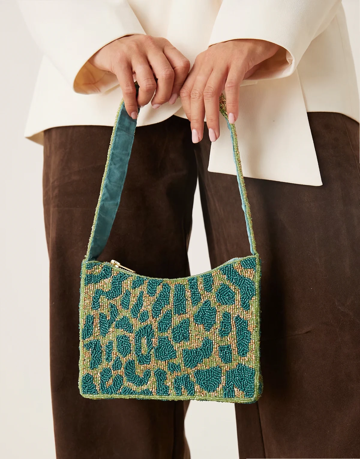 – Zielona torebka na ramię w zwierzęcy wzór wyszywany koralikami