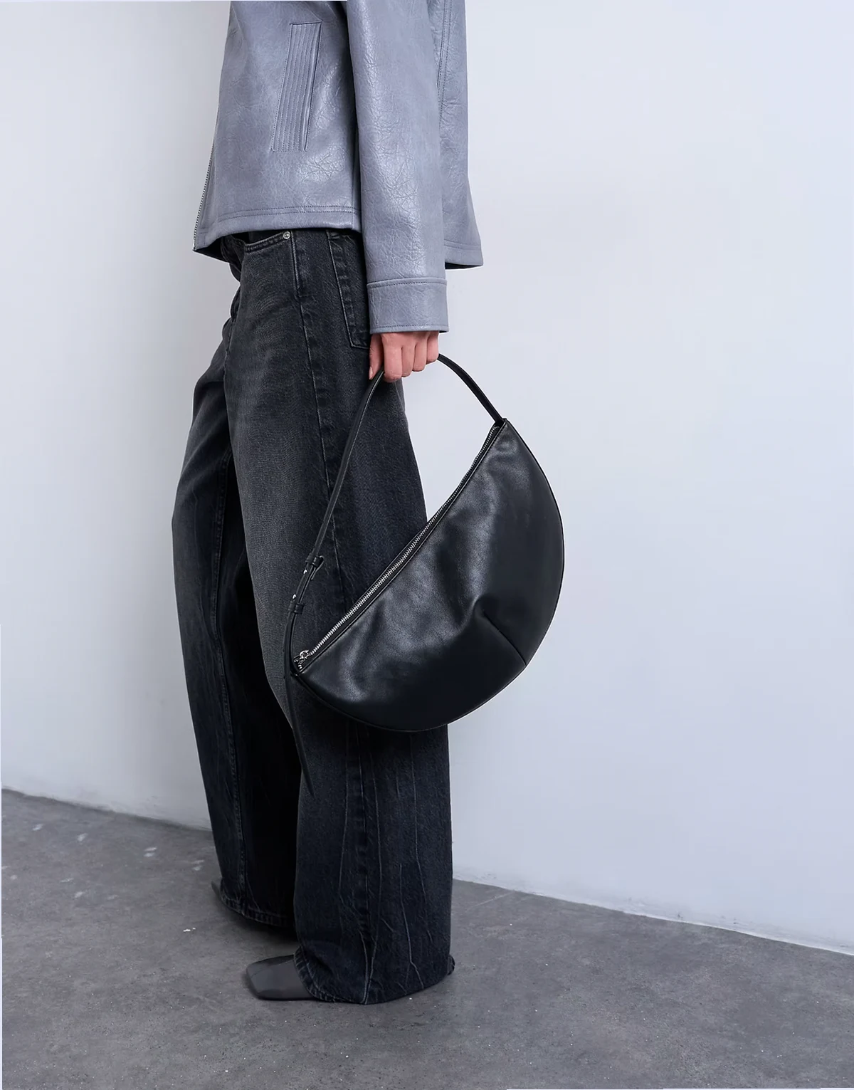 – Curly – Czarna półokrągła torebka na ramię średniej wielkości