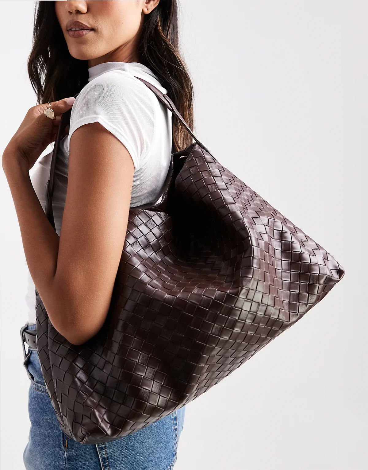 – Ciemnobrązowa torba oversize na ramię z tkaniny