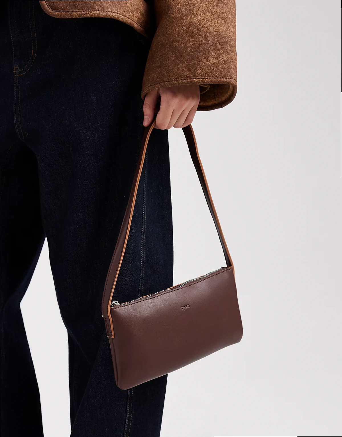 – Brązowa płaska torebka na ramię