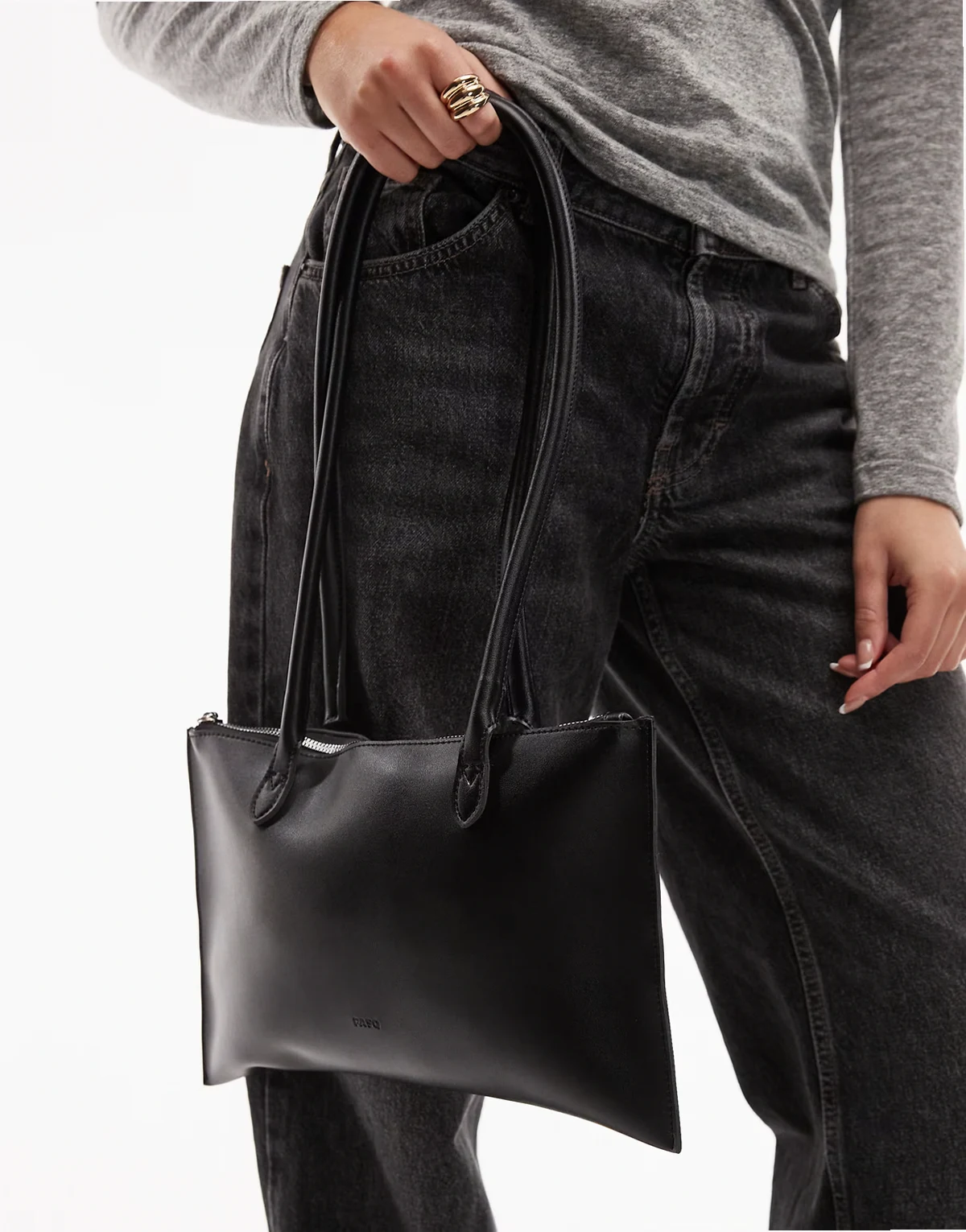 – Czarna, płaska torebka na ramię