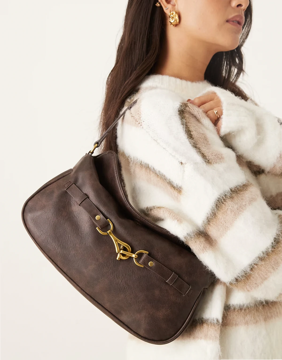 – Brązowa sprana torebka na ramię z zawijaną klapką i metalowym detalem