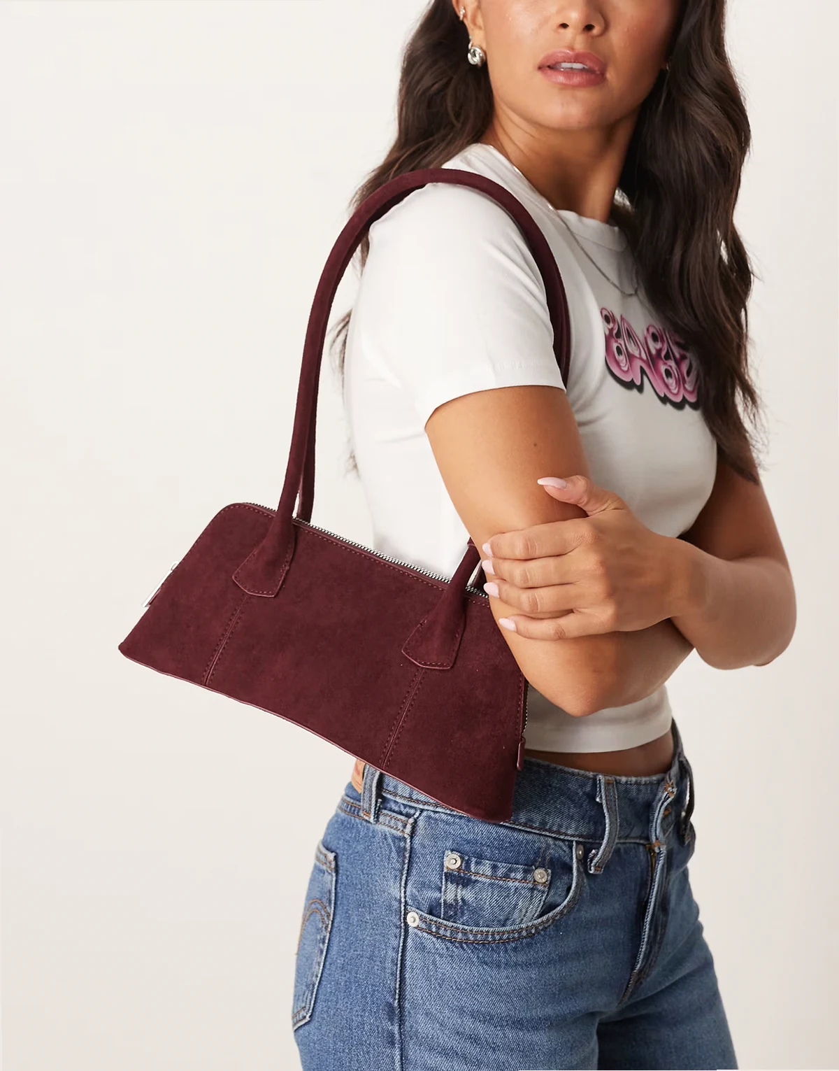 – Bordowa torba typu bowler z imitacji zamszu z zakrzywioną podstawą