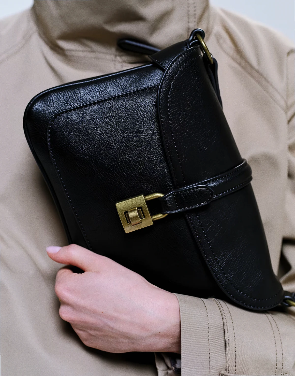 – Czarna torebka crossbody z ozdobną kłódką