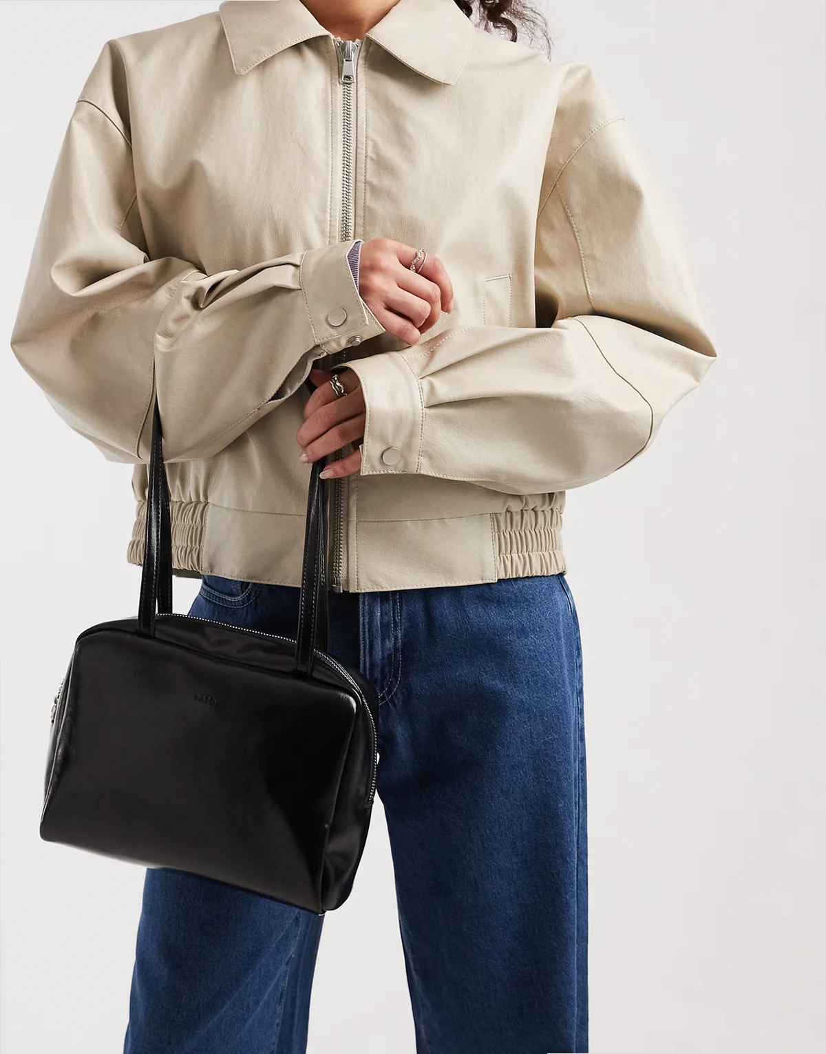 – Minimalistische Bowlingtasche in Schwarz im Stil der 90er