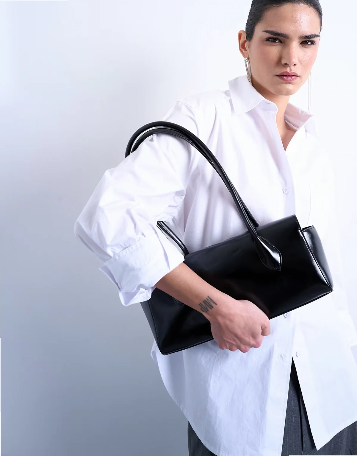 – Sally – Mittelgroße Tasche in Schwarz mit Umschlag