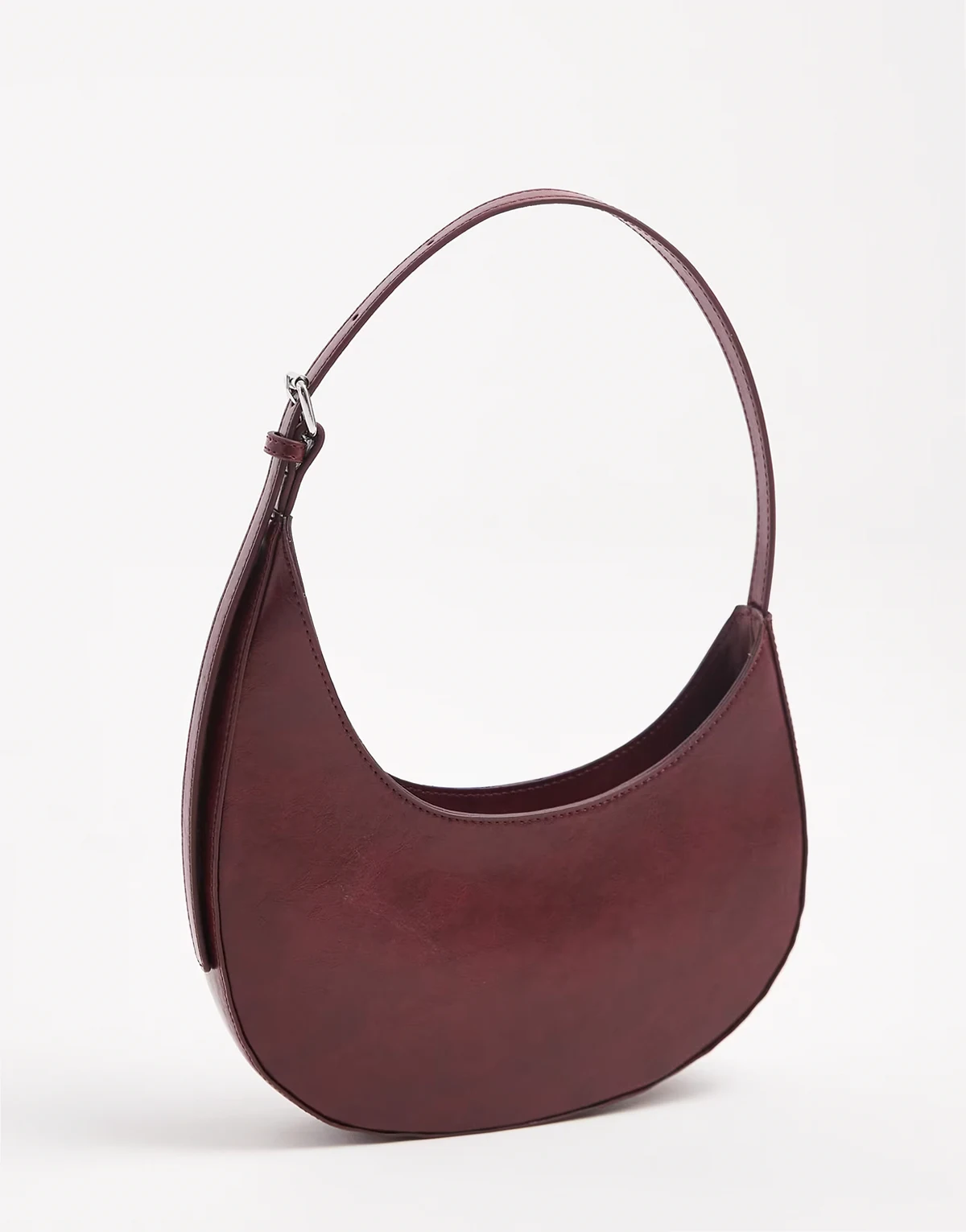 – Halbmondförmige Schultertasche in verwaschenem Burgunderrot mit asymmetrischem Design und Schnalle