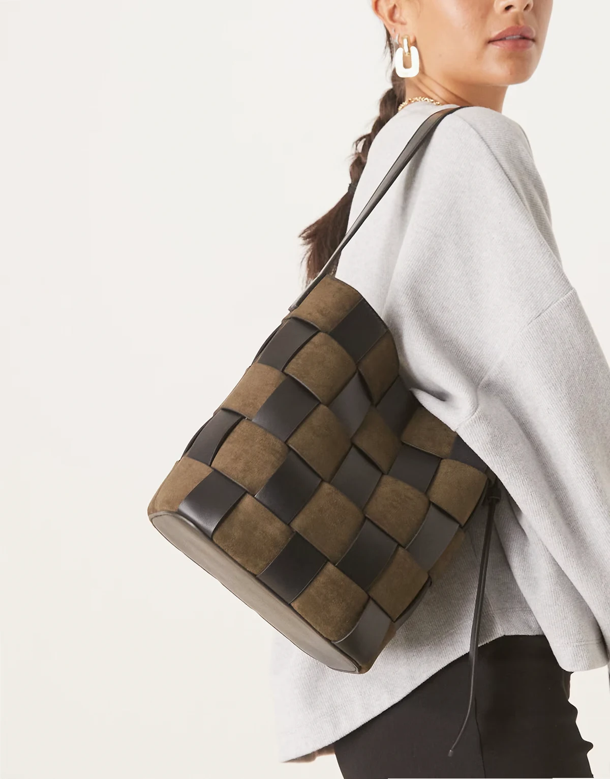 – Pleciona torba typu tote typu bucket z imitacji skóry i imitacji zamszu