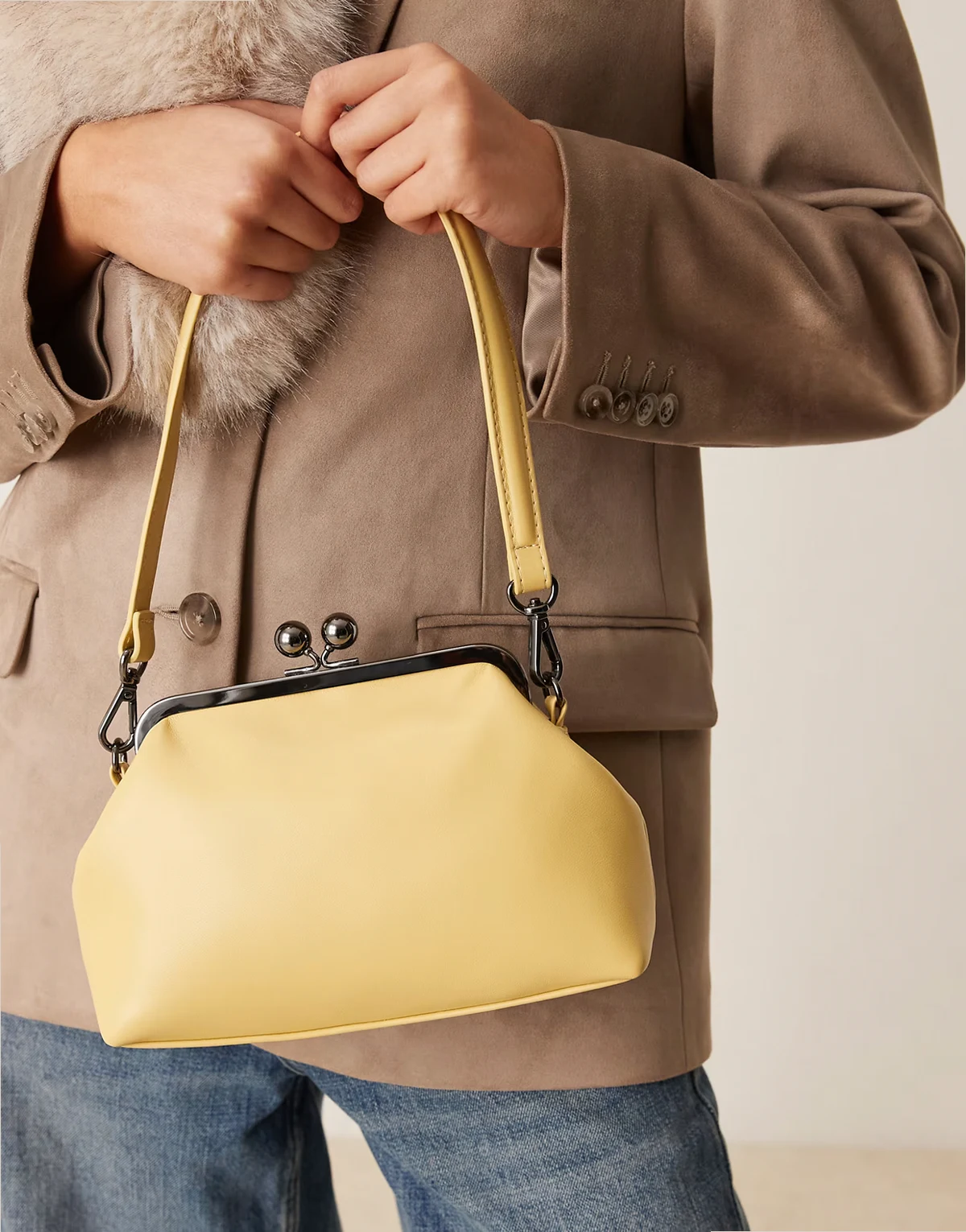 – Schultertasche in Buttermilchgelb mit Rahmen und abnehmbarem Riemen