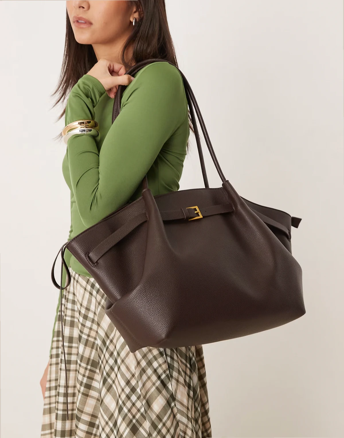 – Große Tragetasche in Schwarz mit Umschlagdetail