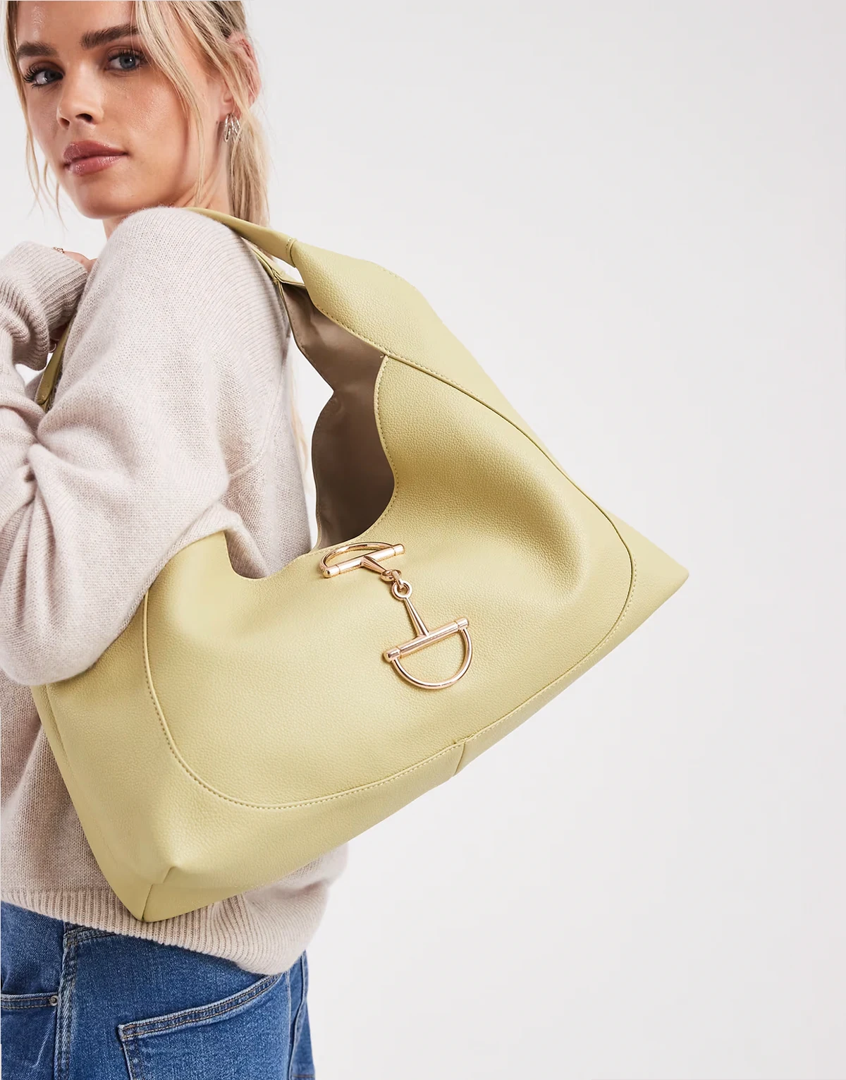 – Schultertasche in Gelb mit Metallbesatz