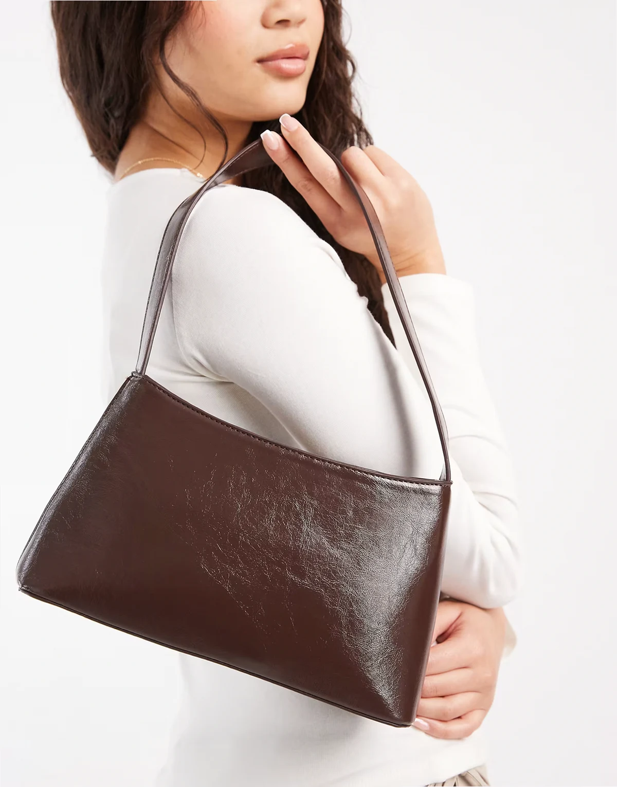 – Minimalistische Schultertasche in dunkelbrauner Lackoptik