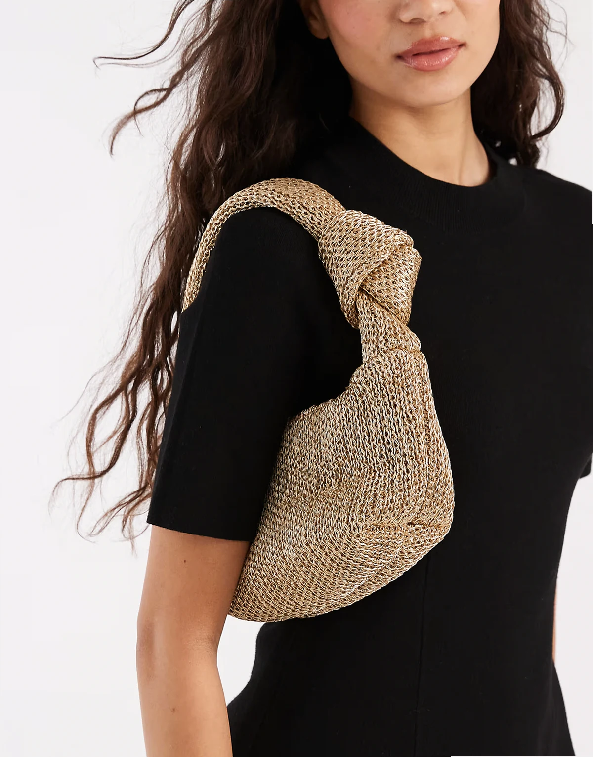 – Goldfarbene Handtasche in Weboptik