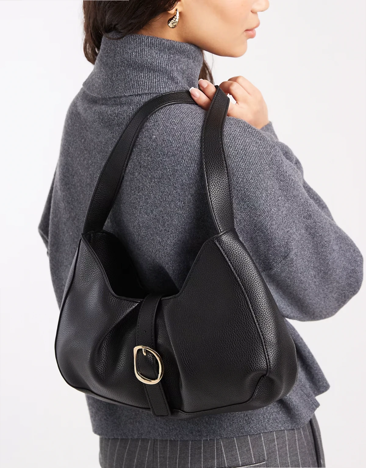 – Schultertasche in Schwarz mit Raffung und Schnalle in geschmolzener Optik