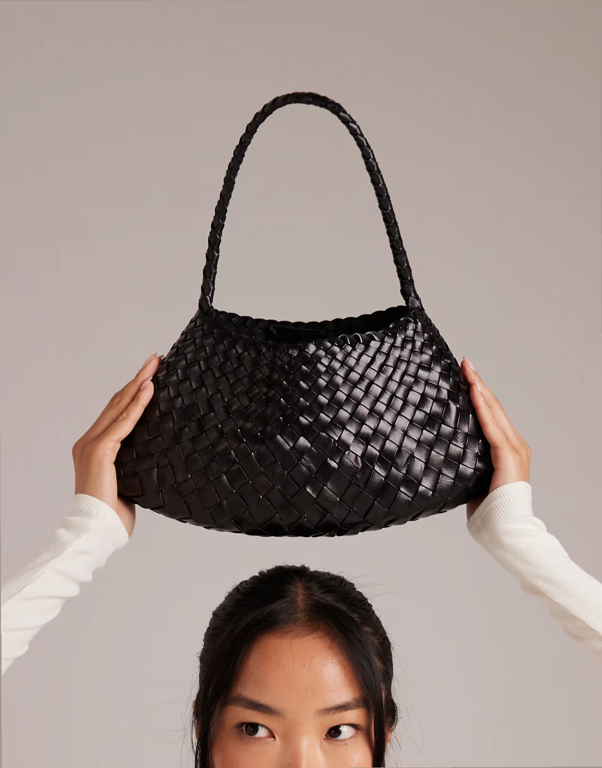 – Rosanna – Geflochtene Schultertasche aus Leder in Schwarz