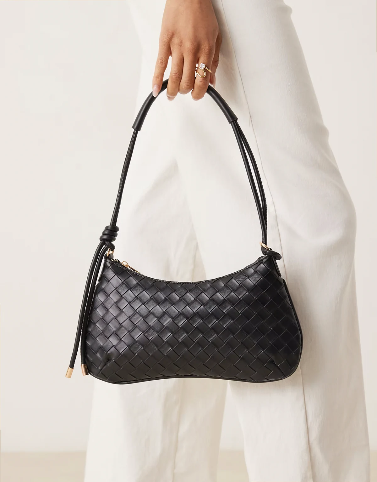 – Gewebte Schultertasche in Schwarz mit dünnem Riemen und Knotendetail