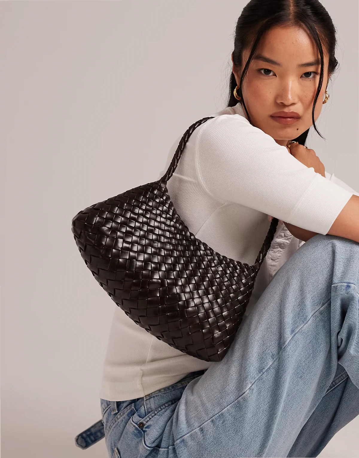 – Rosanna – Geflochtene Schultertasche aus Leder in Dunkelbraun