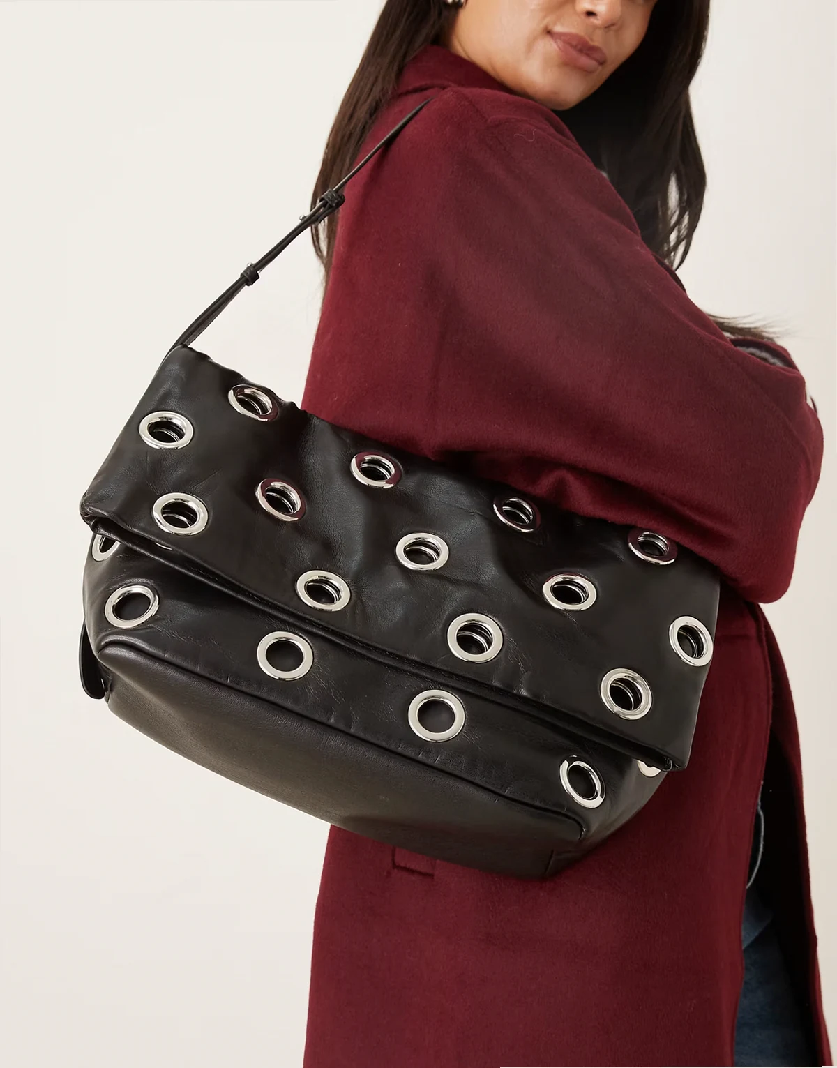 – Schultertasche in Schwarz mit Ösendetail