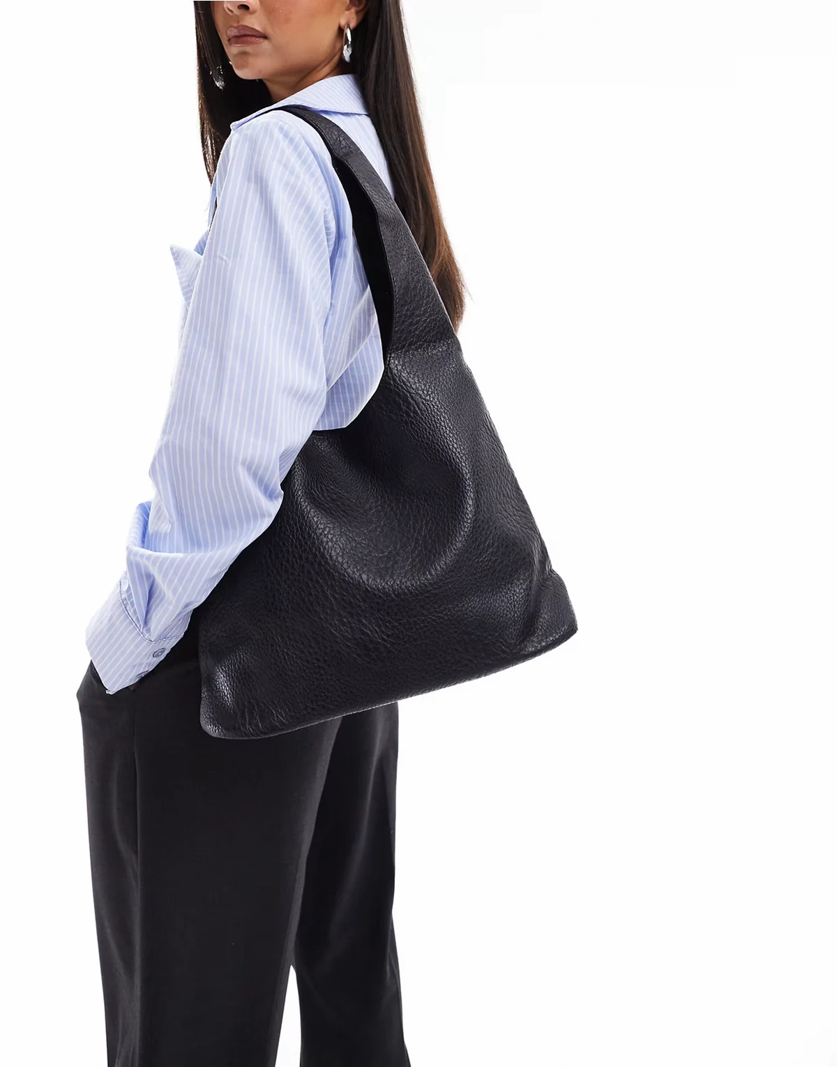 – Czarna luźna torba typu tote na ramię