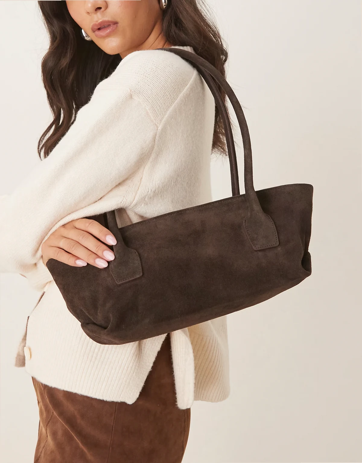 – Längliche Handtasche aus Wildleder in Schokobraun