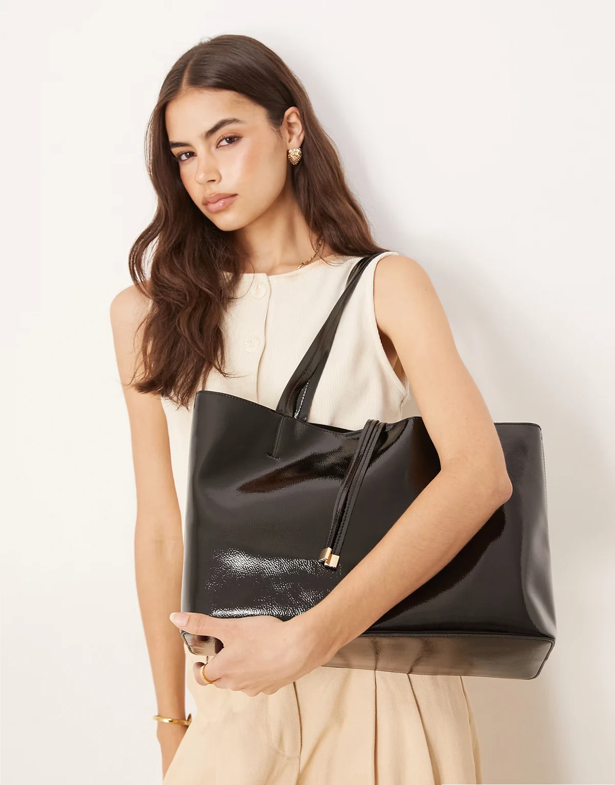 – Czarna lakierowana torba typu tote