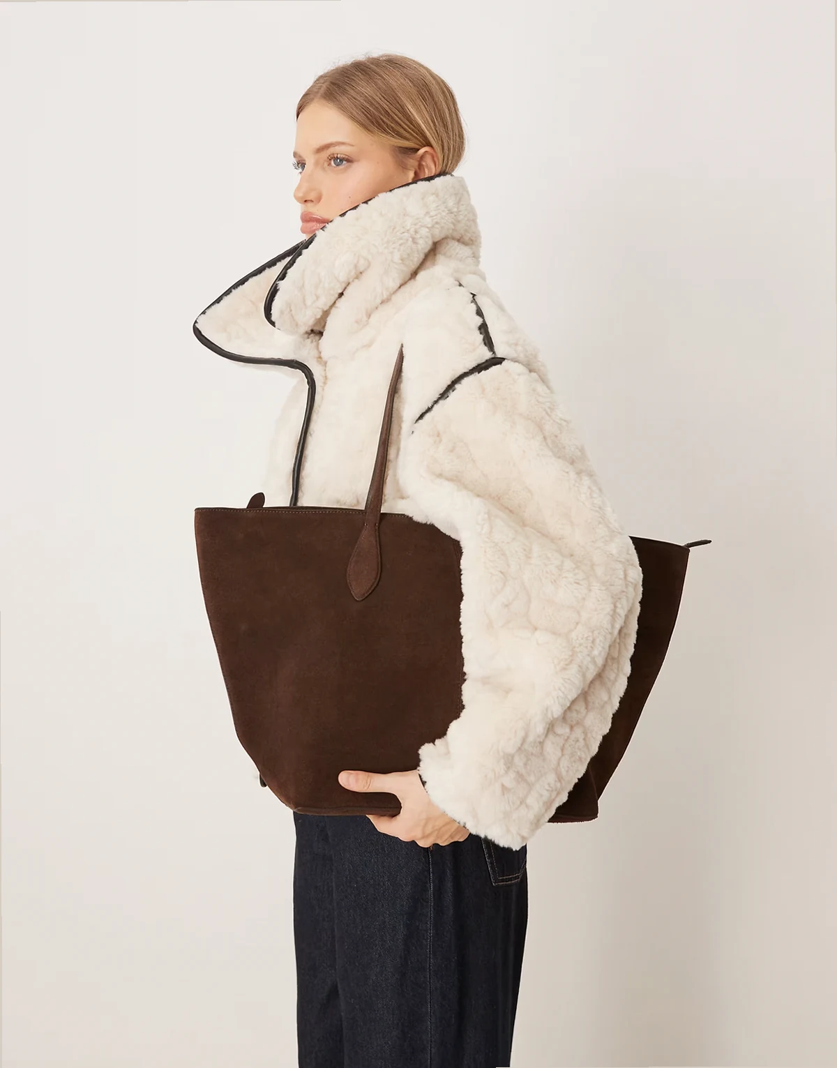 – Große Tragetasche aus Wildleder in Braun