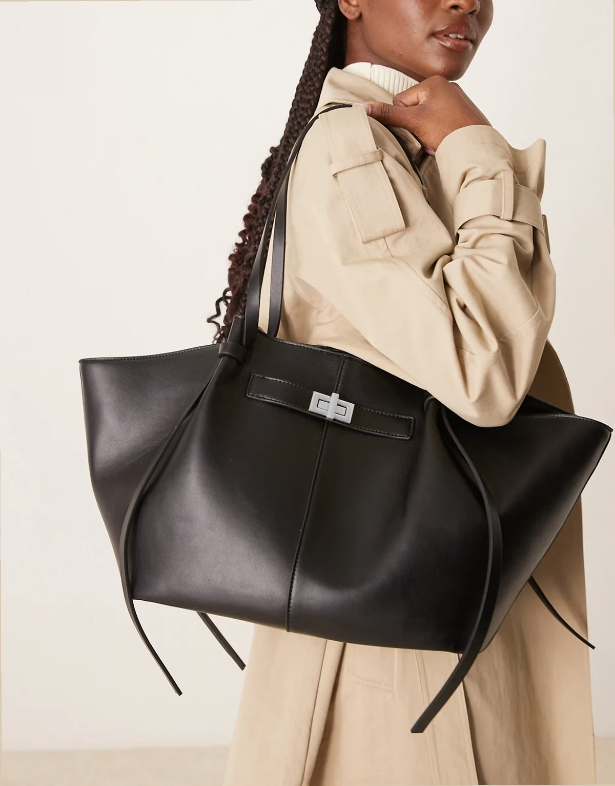 – Mittelgroße Tragetasche aus Kunstleder in Schwarz mit Riemen und Clutch mit goldfarbenem Detail