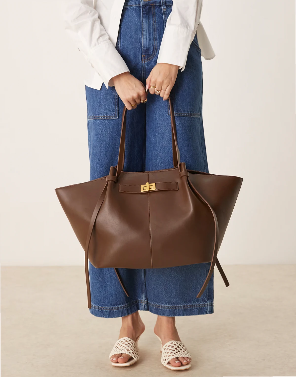 – Mittelgroße Tragetasche aus Kunstleder in Dunkelbraun mit Trageriemen und Clutch-Detail