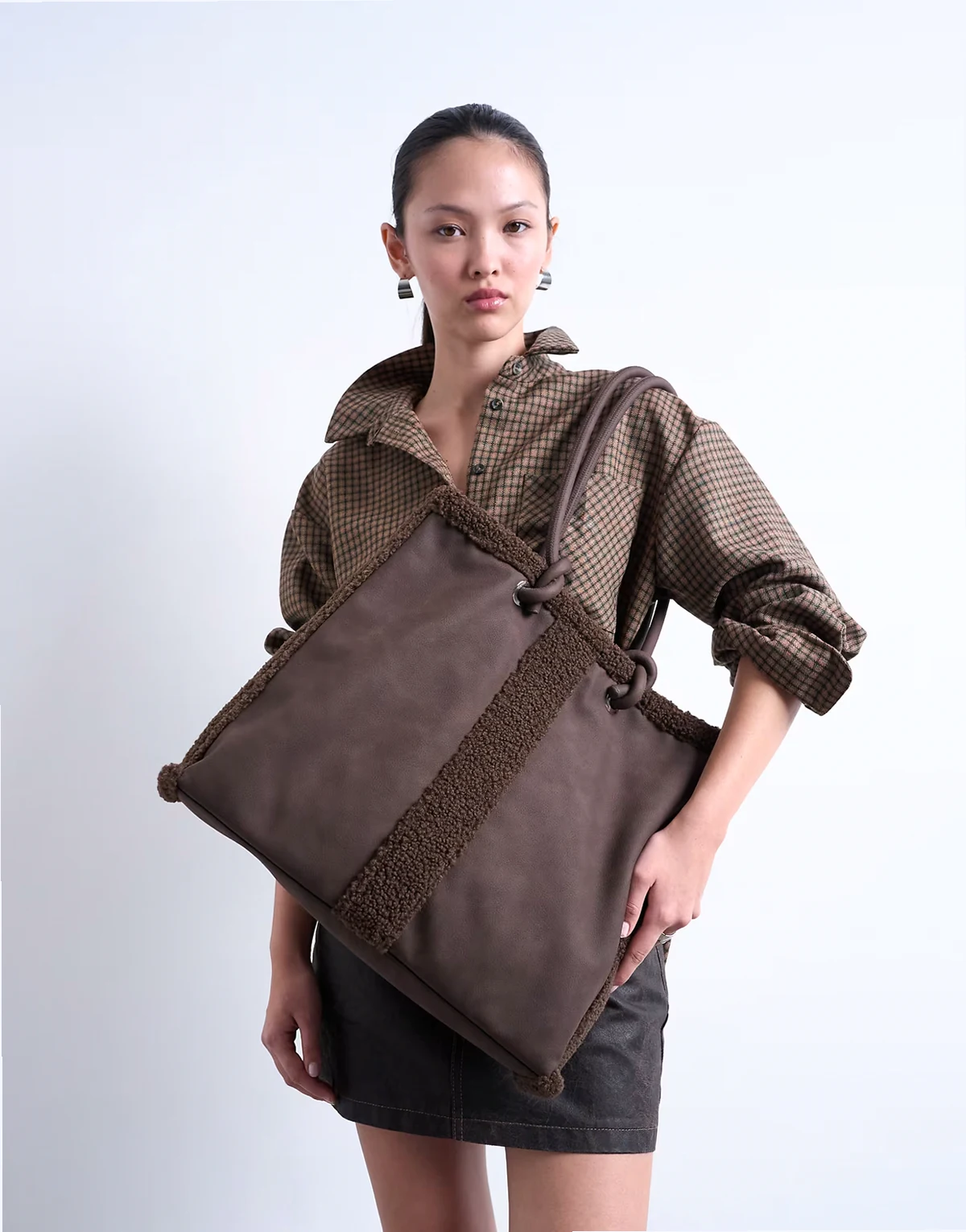 – Tate – Tragetasche aus Shearling in Schokobraun