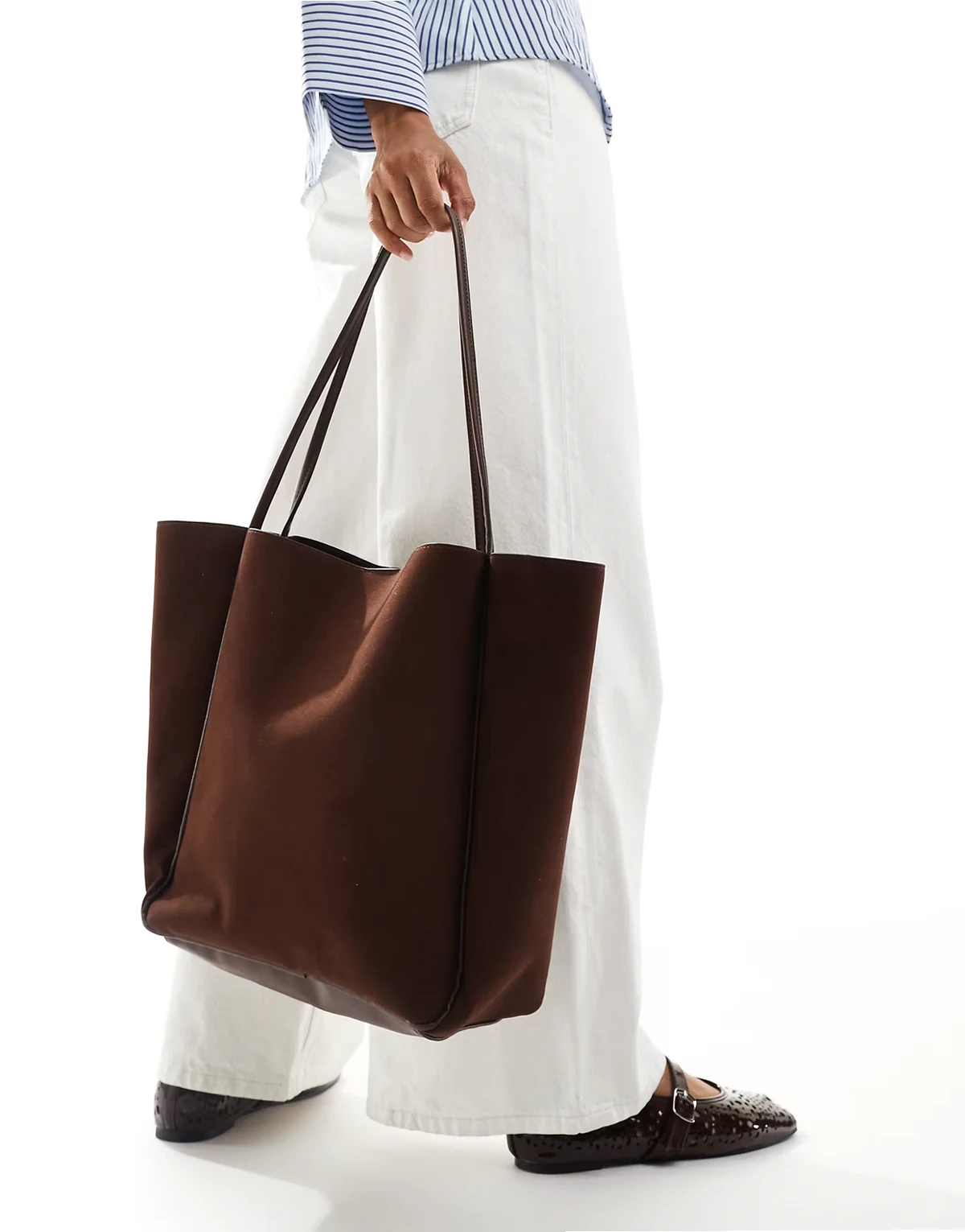 – Tragetasche aus Wildlederimitat in kräftigem Braun mit Paspelierung