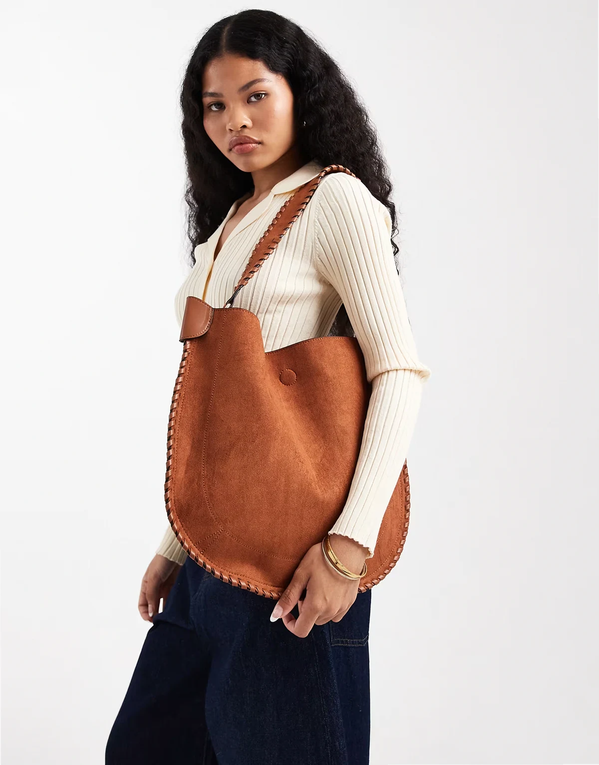 – Schultertasche in Braun mit Nahtdetail und Wildlederoptik