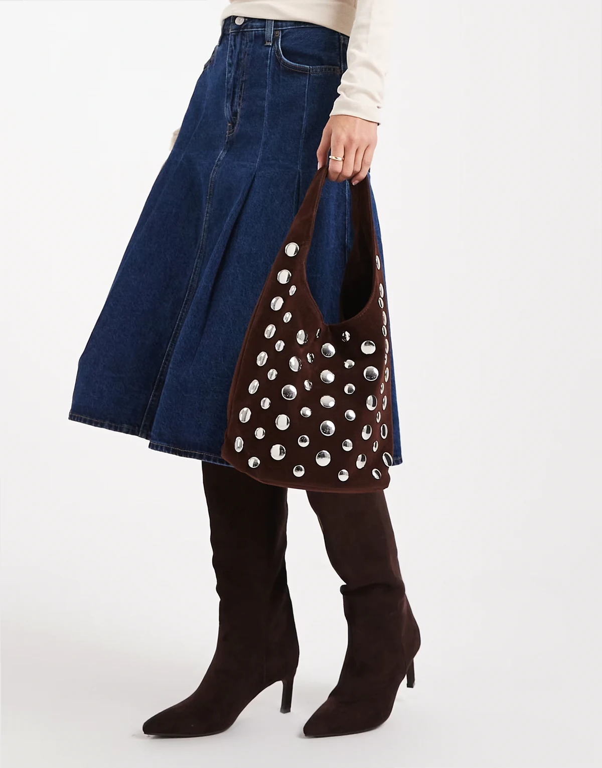 – Tasche aus braunem Wildlederimitat mit ganzflächiger Nietenverzierung