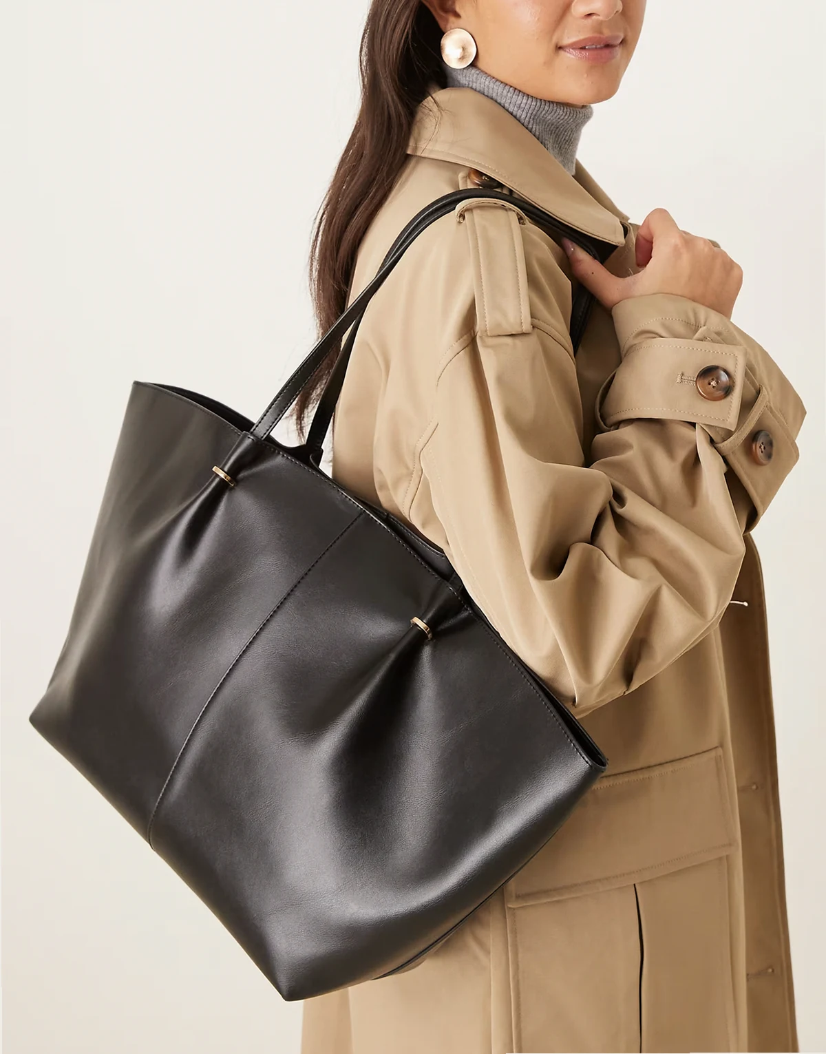 – Tragetasche in Schwarz mit goldfarbenen Akzenten