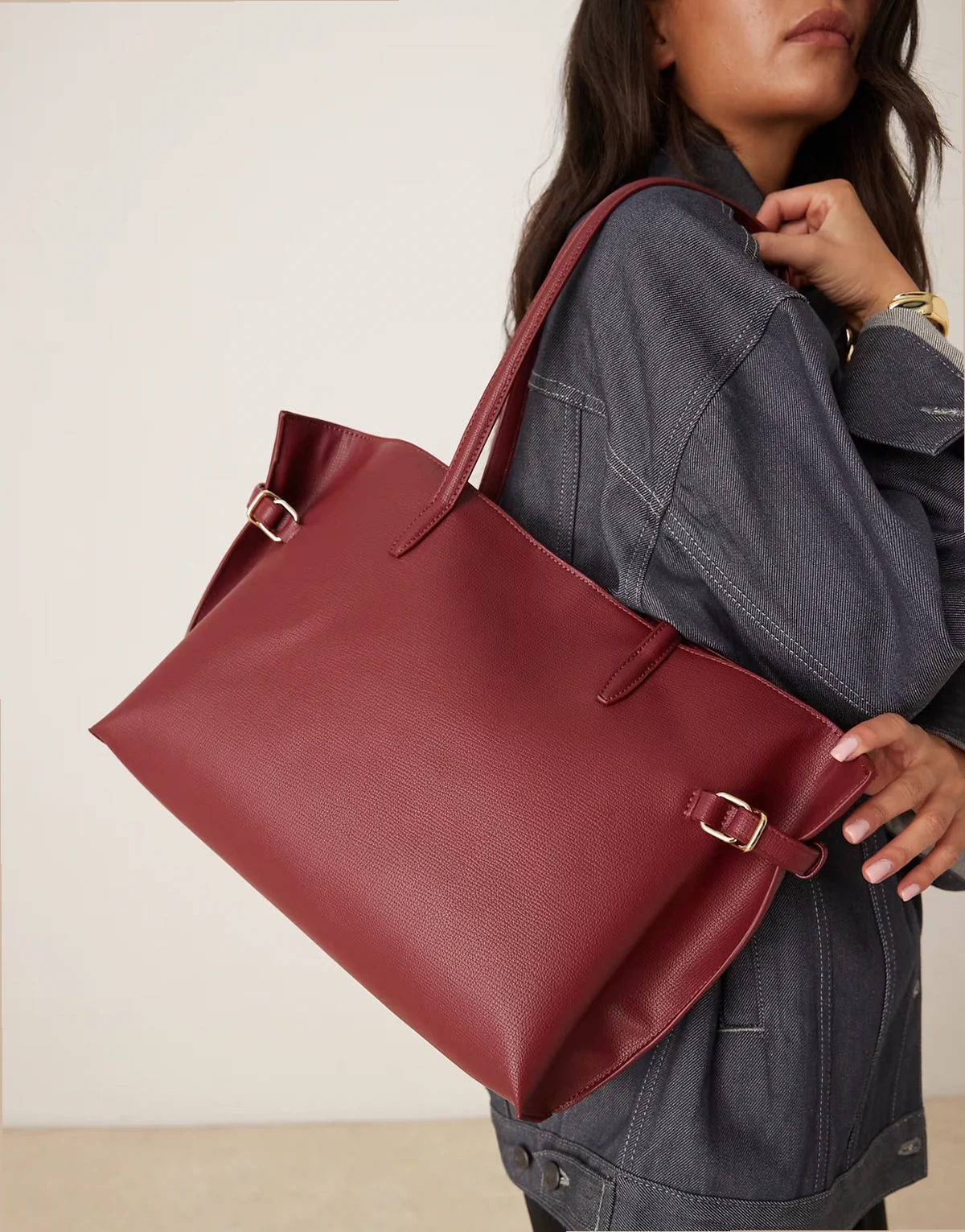– Glatte Tragetasche in Burgunderrot mit Gürteldetails