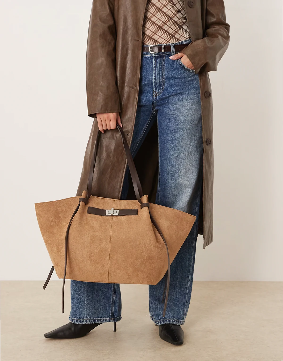 – Mittelgroße Tragetasche aus Wildlederimitat in verschiedenen Brauntönen mit Trageriemen und Clutch-Detail