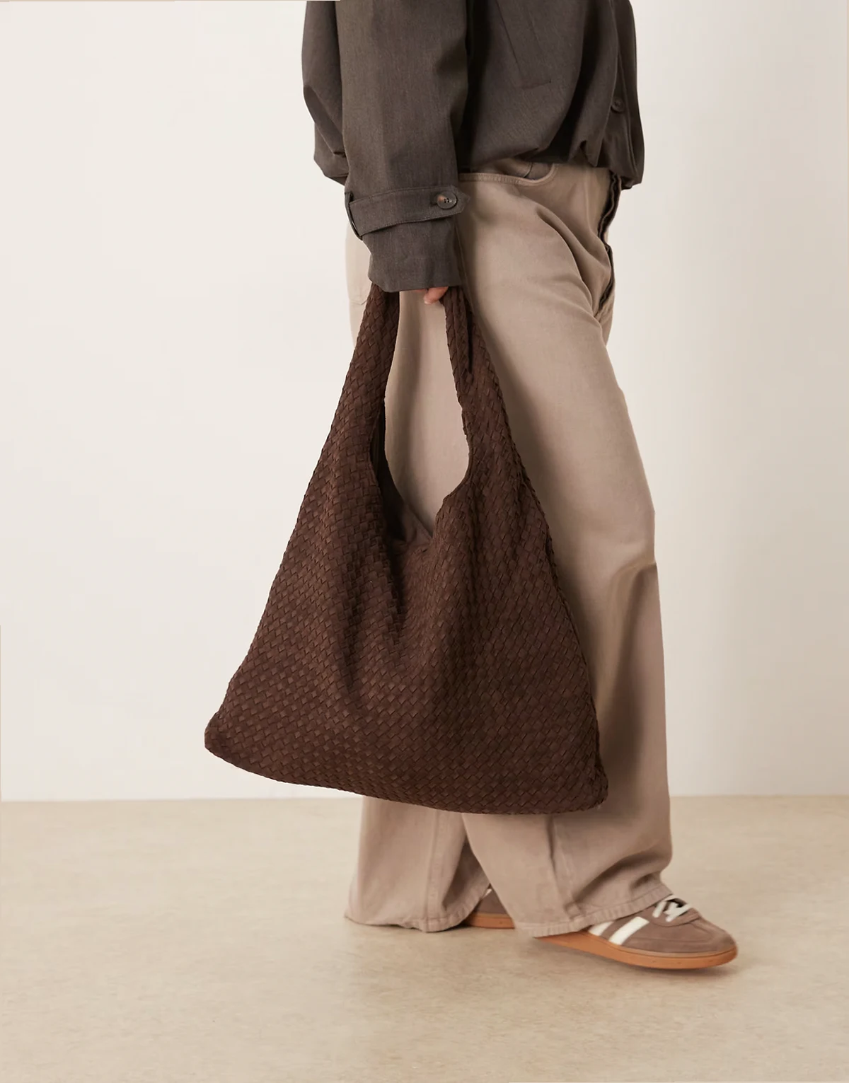 – Große Schultertasche aus Wildlederimitat in Dunkelbraun mit Flechtdesign