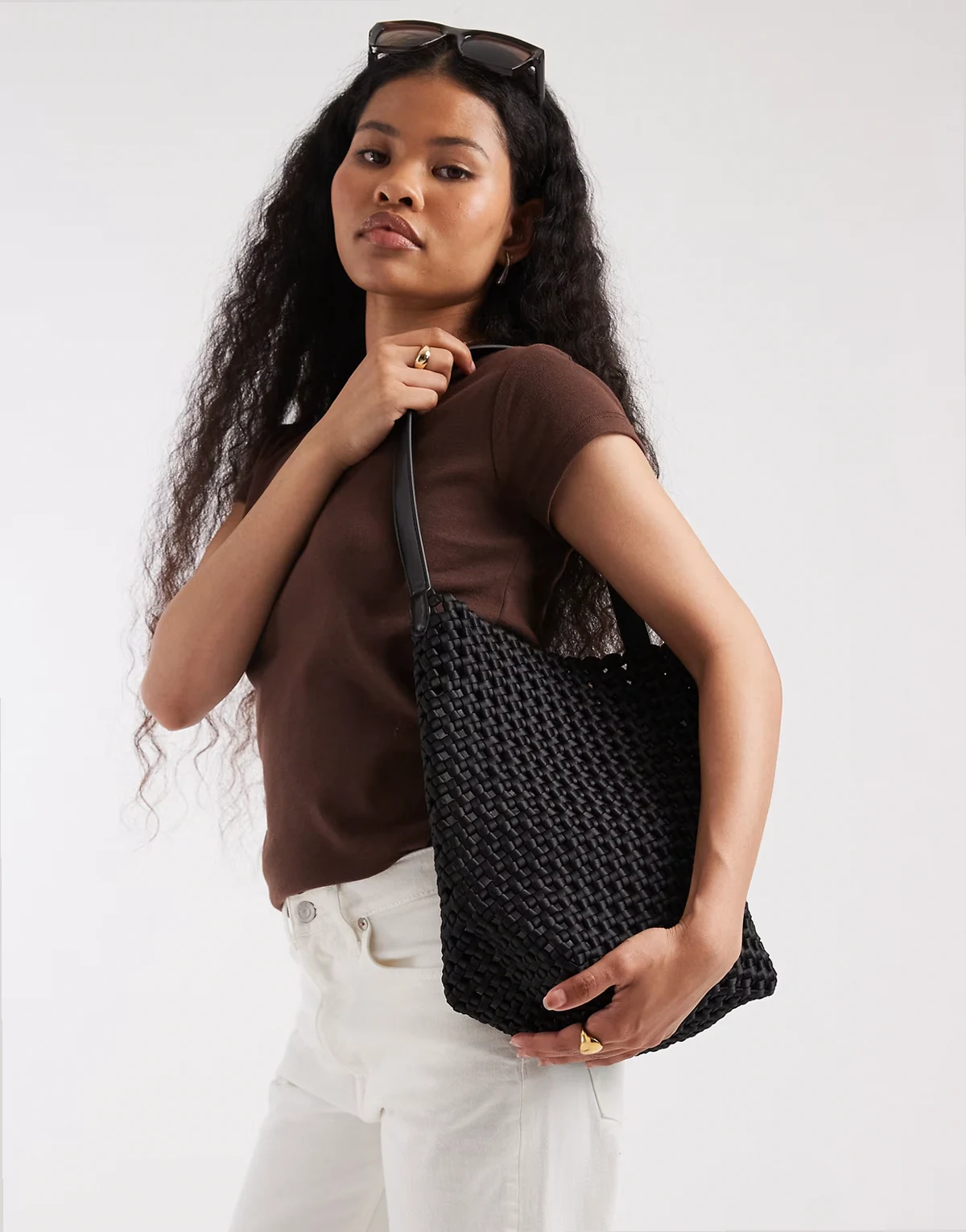 – Große, gewebte Tragetasche in Schwarz