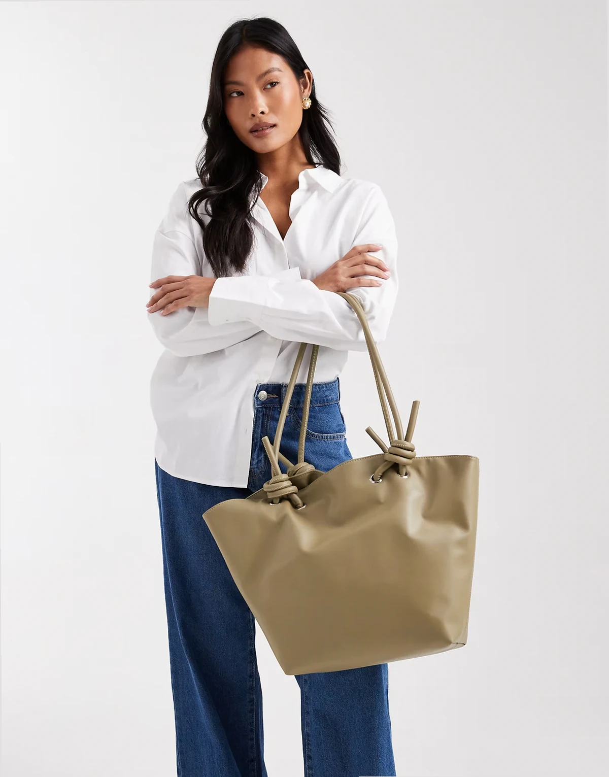 – Oliwkowozielona torebka typu tote z imitacji skóry z ozdobnymi węzłami