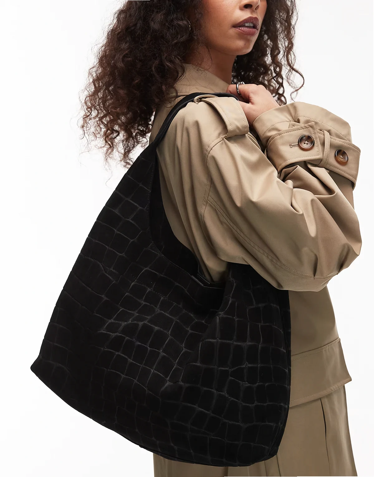 – Duża czarna zamszowa torba typu tote z motywem skóry krokodyla