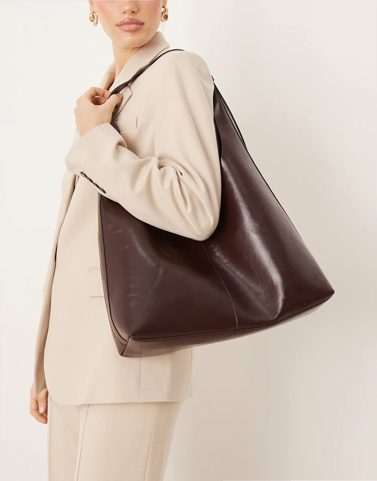 – Czekoladowobrązowa luźna torba typu tote