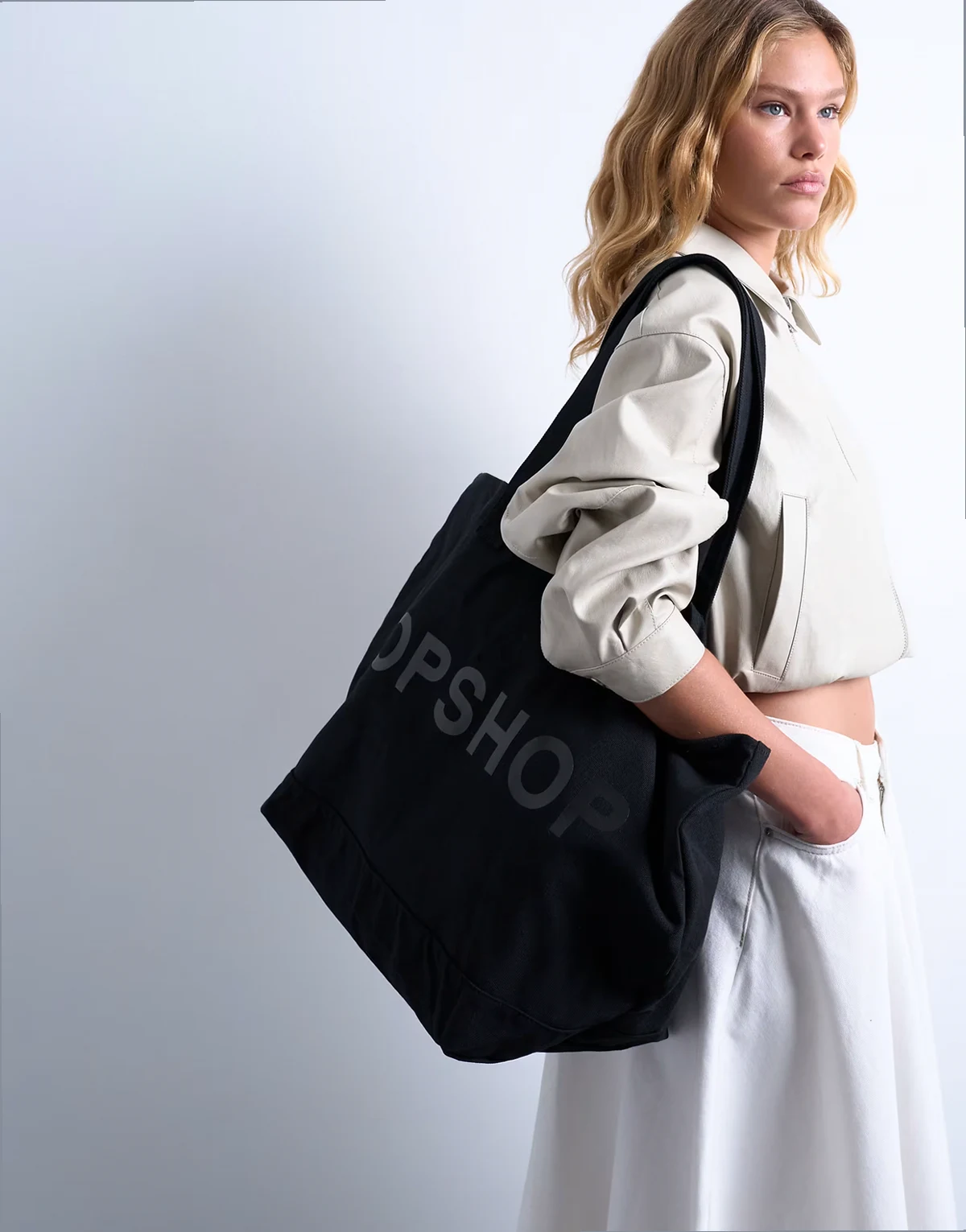 – Duża płócienna torba typu tote w kolorze czarnym