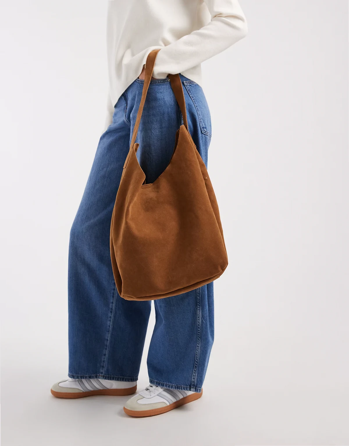 – Jasnobrązowa torba typu tote z imitacji zamszu z zaokrągloną górą