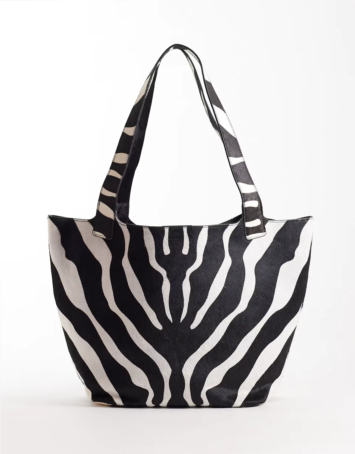 – Skórzana torba typu tote oversize, z włosiem, we wzór w paski zebry