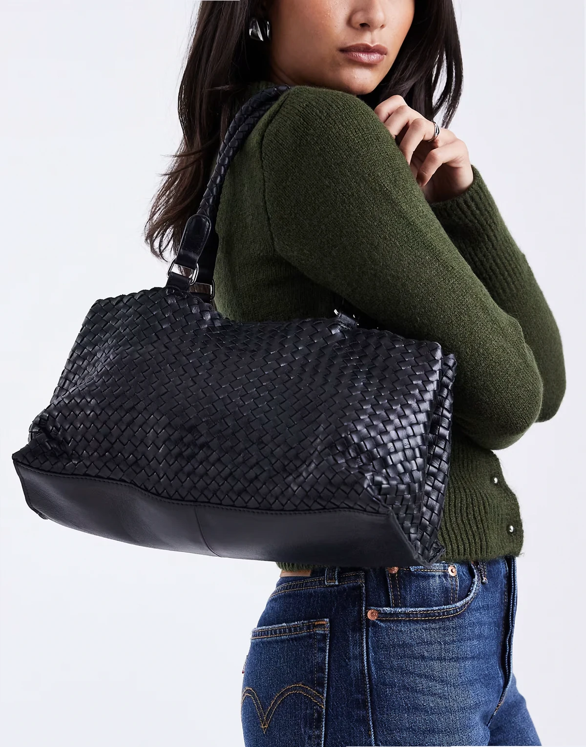 – Czarna torba typu tote z plecionej skóry